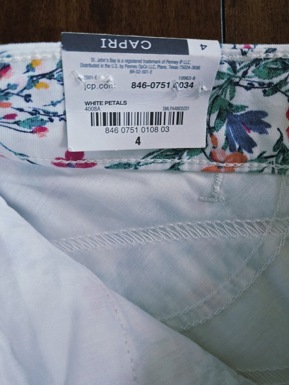 St Johns Bay Pants Women's White Floral Mid Rise Capri Secretly Slender Size 4 - Picture 9 of 10
